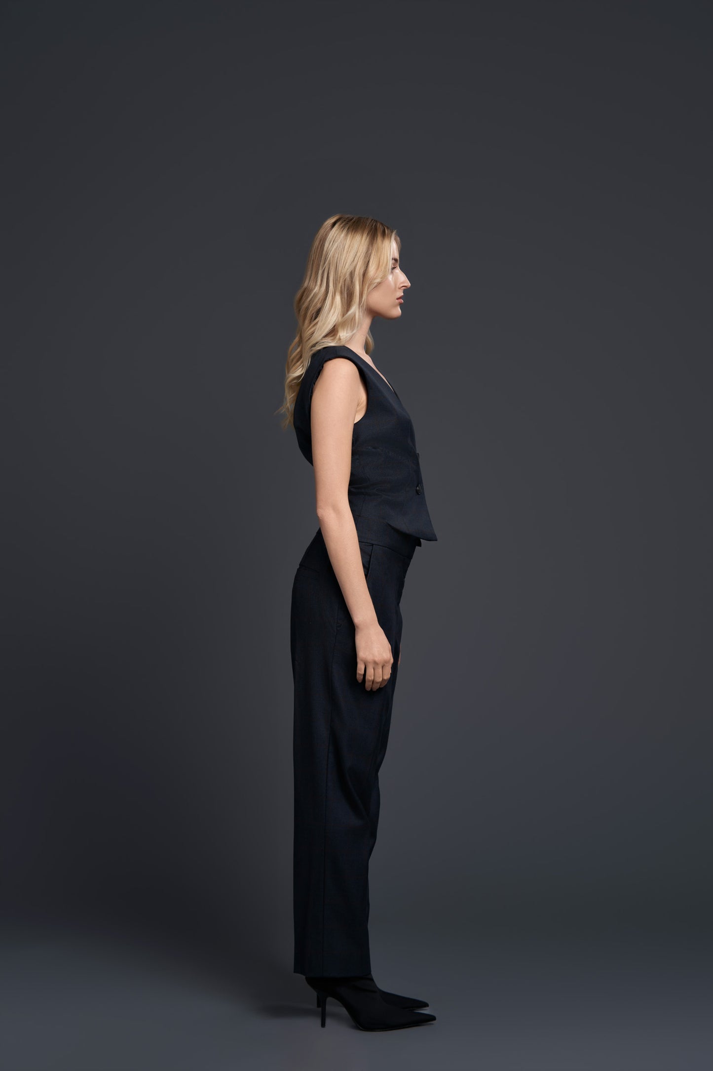 LARIS VEST